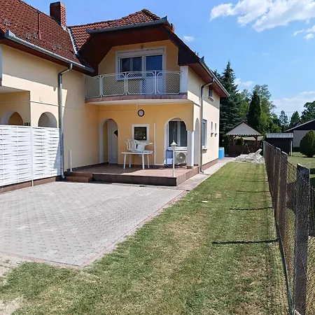 Arvacska Nyaralo *
